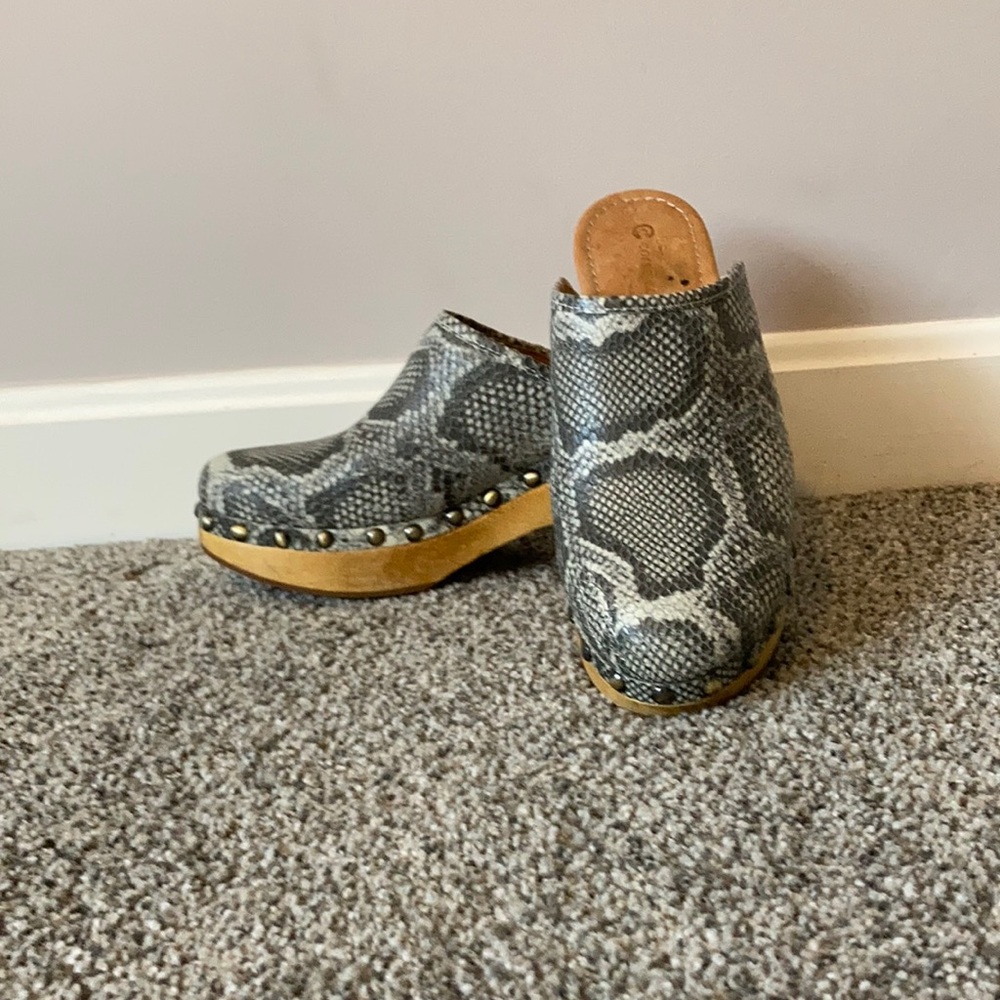 Leather clogs